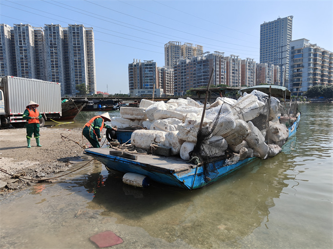 清理海洋垃圾 守护生态环境